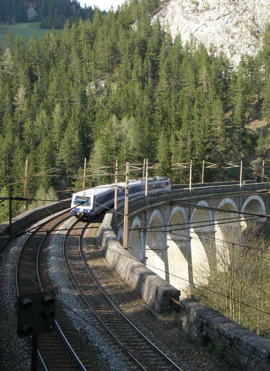 カルテリンネ橋を渡る列車