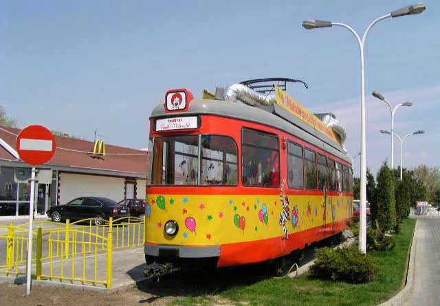 ガラツィ（ガラチ）の路面電車（トラム）マクドナルドの店