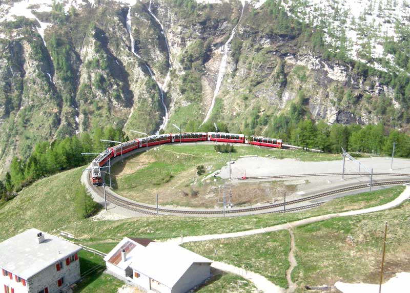 世界遺産レーティッシュ鉄道ベルニナ線アルプグリュム