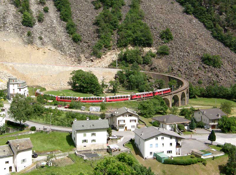 世界遺産レーティッシュ鉄道ベルニナ線ブルジオのループ線