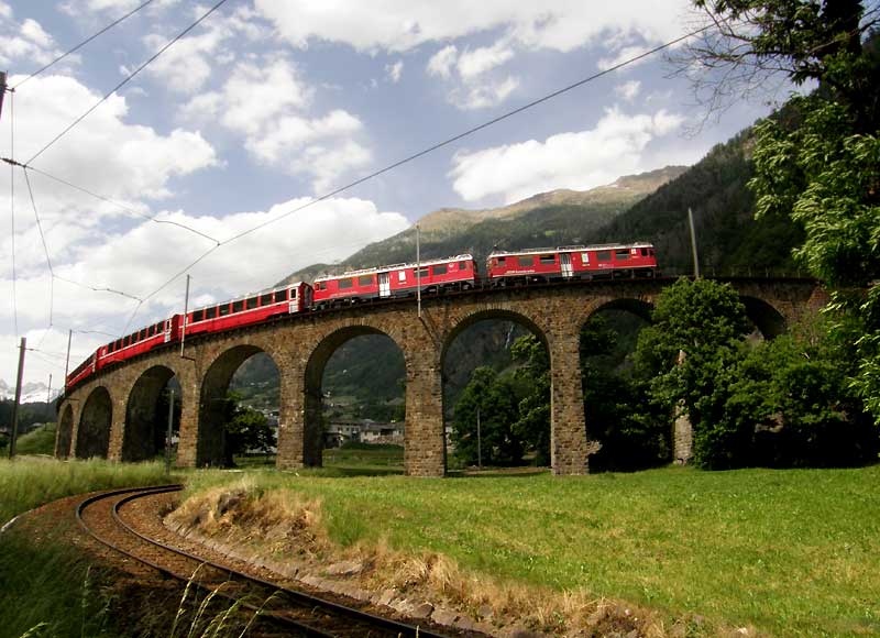 世界遺産レーティッシュ鉄道ベルニナ線ブルジオのループ線