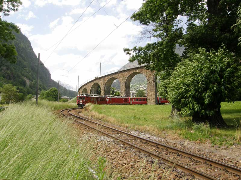 世界遺産レーティッシュ鉄道ベルニナ線ブルジオのループ線